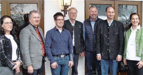 Die Organisatoren und Referenten am Milchviehtag: (von links) Anna Bruckmeier, Bereichsleiterin Landwirtschaft im AELF, Dr. Hans-Jürgen Seufferlein, Geschäftsführer des Verbandes der Milcherzeuger Bayern, Landwirt Gusti Spötzl, Dr. Georg Kasberger, Behördenleiter AELF, VLF-Vorsitzende Sepp Grandl, Georg Baumann, Fütterungsberater LKV, sowie Monika Schaecke, Sachgebietsleiterin Landwirtschaft AELF und Moderatorin der Veranstaltung.Foto AELF