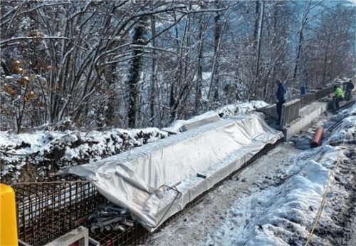 Die Randbalken der Straße werden aus Stahlbeton erstellt. Foto Staatliches Bauamt Rosenheim