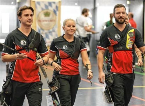 Die Raublingerin Katharina Bauer mit Moritz (links) und Felix Wieser vom Tachertinger Team. Foto Hans Weitz