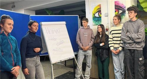 Die Schüler Lioba Engelmeier, Jana Weiß, Max Grimm, Adriana Tara, Hannah März und Paul Nitsche (von links) bei der Präsentation ihrer Projekte. Foto Huber