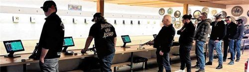 Die Schützen an der Schießlinie: (von links) Paul Reiprich, Stefan Demegni, Georg Müller, Christian Lanzinger, Ralph Byers, Sebastian Alberter, Christoph Laschka und Peter Reiprich.