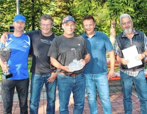 Die Siegermannschaft „Die 4 Stockheiligen“ mit (von links) Manfred Huber, Georg Staber, Sebastian Grandauer und Andi Kammerer sowie der Vorsitzende Georg Steinbeißer. Foto Stockschützen Nußdorf