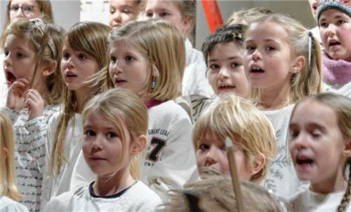 Die Singklassen ließen unter der Leitung von Christiane Bettger und Iris Kießer-Koriako englische Carols erklingen. Foto re