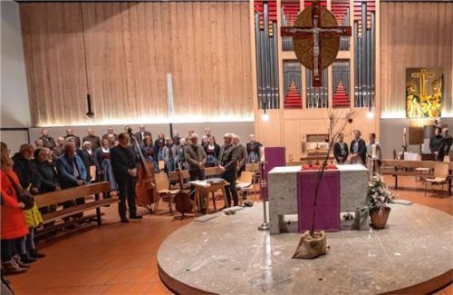 Die Stücke der „Eabachmusi“ unter Peter Maiers Leitung ließen die Zuhörer immer wieder kurz durchschnaufen und über dargebotenes Wort und Lied nachdenken.
