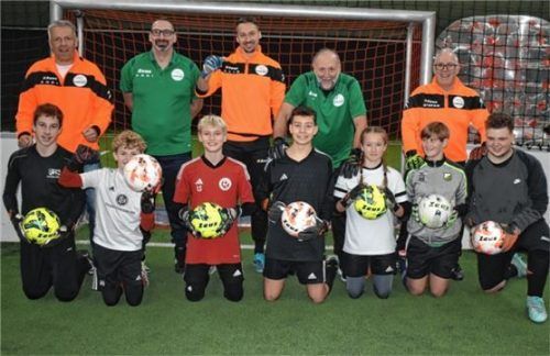 Die Trainer Franz Pritzl, Andreas Probst, Alin Goia, Ludwig Trifellner und Stefan Kotisch (hinten von links) mit den Keepern aus dem Juniorenbereich (vorne). Foto don