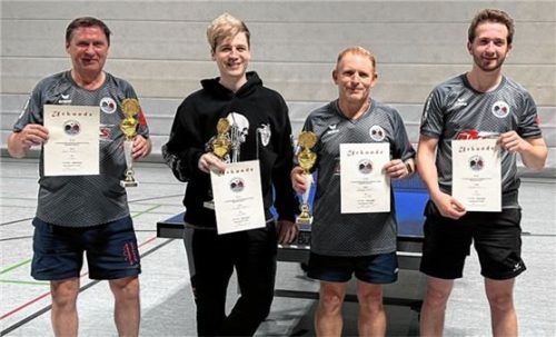 Die vier Sieger des Einzelwettbewerbs: (von links) Laszlo Rauch, Christoph Rölz, Abteilungsleiter des TTF Rosenheim Robert Leissner sowie Leon Schmidtke.Foto Erlich