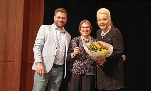 Die Vorsitzenden von Pro Senioren, Sebastian Kurz und Irmgard Oppenrieder, bedankten sich mit einem Blumenstrauß bei Ex-Oberbürgermeisterin Gabriele Bauer.Foto re