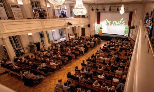 Die Vorträge beim „im:puls Forum“ des Auerbräus und des „Stellwerk18“ im Rosenheimer Ballhaus, verfolgten rund 300 Gäste.Foto im:puls Forum