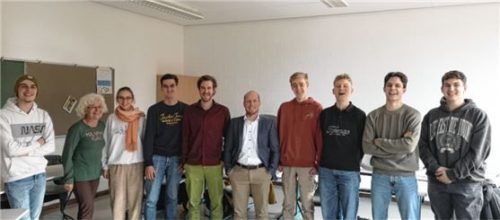 Die Wirtschaftsjunioren Tobias Lugert und Florian Bleibinger (Mitte) beantworten bei „Jugend gründet Start-ups“ am Chiemgau Gymnasium die Fragen der P-Klasse unter Leitung von Gabi Sattler-Scheufler (Zweite von links) mit (von links) Georg Sax, Leonie Schwanecke, Dustin Titze, Benedikt Müller, Maxi Patz, Max Hausner und Maximilian Scherm.Foto re