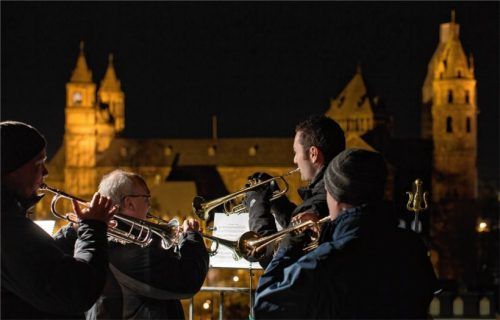 Die Wormser Barockbläser musizieren in luftiger Höhe. Foto Bernward Bertram / Tourist-Information Worms