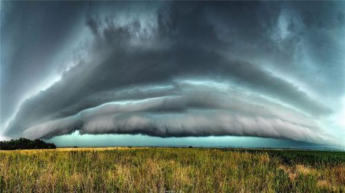 Diese Superzelle sorgte dafür, dass die Loretowiese am Eröffnungstag des Rosenheimer Herbstfestes unter Wasser stand.Foto re