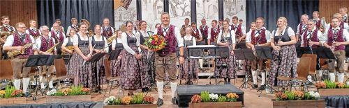 Dirigent Bernd Eutermoser und die Neubeurer Musikkapelle rissen ihr Publikum mit.Foto Beham
