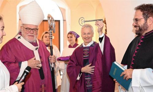 Domkapitular Monsignore Thomas Schlichting freut sich über den Kirchenschlüssel von Sankt Nikolaus, den er von Erzbischof Reinhard Kardinal Marx erhalten hat. Fotos Peter Schlecker