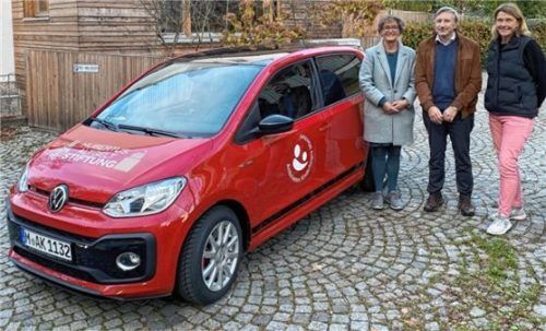 Dr. Anton Lentner übergab den neuen AKM-Dienstwagen an (von links) Renate Weininger-Fischer und Barbara Haneberg. Foto re