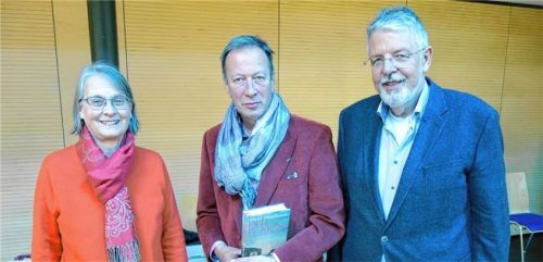 Dr. Barbara Mütter, Zweite Vorsitzende der Goethe-Gesellschaft Rosenheim, Autor Hans Pleschinski und der Erste Vorsitzende Ulrich Noltenhans.Foto füchtner