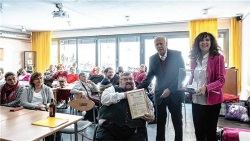 Dr. Sebastian Spiegelberger (Mitte) erhielt aus den Händen von Hans Loy, dem Vorsitzenden des „Arbeitskreises Inklusion – Menschen mit Behinderung mittendrin“, und Christine Mayer, der Behindertenbeauftragten der Stadt Rosenheim, die „Goldene Rampe“.Foto Thomae