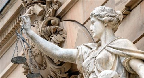 Ein 66-Jähriger legte in einem Zug Feuer. Nun musste er sich vor dem Landgericht Traunstein verantworten. Foto dpa