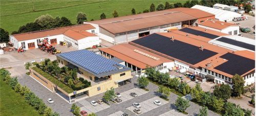 Ein Blick in die Zukunft: Mit der Änderung des Bebauungsplanes am Moorweg kann im Bereich der heutigen Mitarbeiterparkplätze der Eder GmbH ein zweistöckiges Gebäude (links, mit blauem Dach) mit Discounter, Volksbank-Beratungszentrum und Eder-Konferenzzentrum entstehen. Foto BI Tuntenhausen