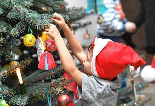 Ein Christbaum in der Kita ist nicht selbstverständlich. In Rosenheim sind die Einrichtungen allerdings klar dafür. Foto dpa