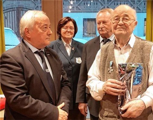 Ein Höhepunkt war die Ehrung des Gastwirts Sebastian Höhensteiger (rechts) mit (von links) dem Vorsitzenden Rudolf Hötzel, Schriftführerin Inge Scheffler und dem stellvertretenden Vorsitzenden Werner Öggl.Foto re