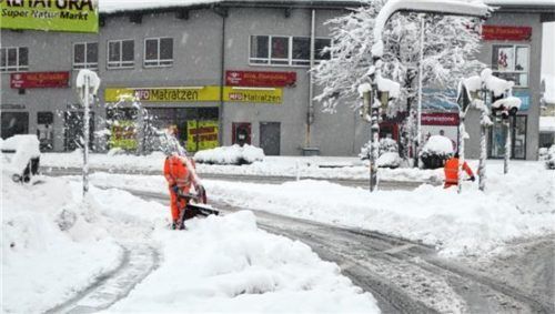 Ein Knochenjob: Bauhofmitarbeiter beräumen die Kreuzung Staatsstraße-Carl-Jordan-Straße per Hand. Fotos  Riediger