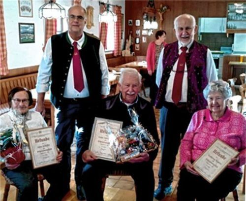Eine angenehme Überraschung beim Rauchclub Pullach: (von links stehend) Zweiter Vorsitzender Hermann Tutschka ehrte zusammen mit Vorsitzendem Siegi Zimprich die drei neuen Ehrenmitglieder (von links, sitzend) Anni Schaffer, Toni Holzmeier und Kathi Winkler.Foto Re
