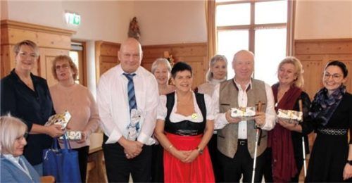 Eine Auszeichnung für die geleistete Arbeit für blinde und sehbehinderte Mitmenschen erhielten (von links) Sabine Ruhstorfer, Ingrid Lischke, Rolf Böttcher, Angelika Zuckerstätter, Brigitte Lindmeier, Judith Neidhardt, Herbert Beck, Heidi Schulze und Franziska Trainer.Foto Strim