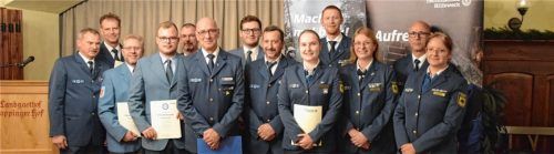Eine Auszeichnung für ihr Ehrenamt beim THW erhielten (von links) Roland Maaß, Martin Gerber sowie Harald Fradl und Bastian Stolle. Außerdem Erik Stolle, Helmut Jugler sowie Kilian Erlacher und Stefan Heil, zudem auch Tamara Pelzl, Daniel Ertl, Sonja Hamer sowie Markus Otto und Lina Wussow.Foto re