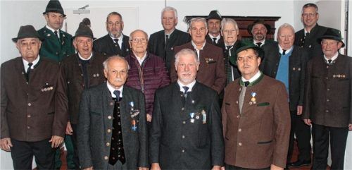 Eine Ehrung für ihr langjähriges Engagement erhielten (vorne, von links) Heinrich Rehberg, Vorsitzender Florian Bauer und Richard Zettl sowie (Mitte, von links) Konrad Eckl senior, Balthasar Hamm, Rupert Hamberger, Helmut Krauss, Josef Huber, Johann Riepertinger und Helmut Freund sowie (hinten, von links) Hans Rauch, Johann Irob, Georg Schweiger, Johann Bohrer, Paul Schlosser junior und Christian Steiner.Foto re