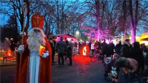 Eine stimmungsvolle Feier fand vor dem Trachtenheim statt und der heilige Nikolaus schaute auch vorbei.Foto re