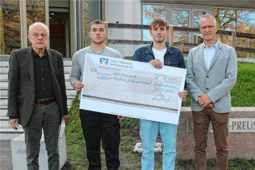 Einen Scheck über 10000 Euro überreichten die beiden Schülersprecher der Otfried-Preußler-Schule in Stephanskirchen, Jonas Idzikowski (Zweiter von links) und Louis Bark, zusammen mit Schulleiter Florian Burggraf (rechts) an den geschäftsführenden Vorsitzenden der Hilfswerk-Aschau-Stiftung für die Orthopädische Kinderklinik, Dr. Ulrich Feldmann (links). Foto Rehberg