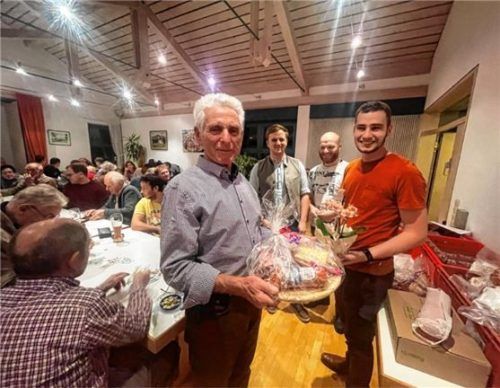 Einer der beiden bisherigen Organisatoren, Fritz Fuihl (vorne), erhielt ein Dankeschön von den Nachfolgern (von links) Martin Reiß, Matthias Stoib und Maximilian Aicher. Foto Hötzelsperger