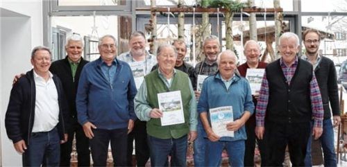 Eingerahmt von Vorsitzendem Stefan Mayer (rechts) und seinem Stellvertreter Karl Steffan (links) posieren die Geehrten (von links) Alois Rappold, Rudolf Oberpichler, Rupert Hacker, Helmut Spermann, Georg Langgartner, Christian Schmid, Alfred Forster, Josef Huber und Jakob Gerg. Foto re