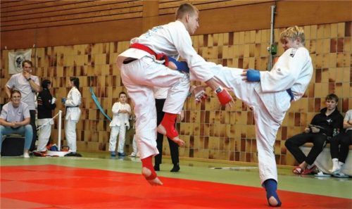 Elias Wiedemann (blau) kontert den Angriff seines Gegners mit einem kraftvollen Fußstoß. Foto Steffen Waurig