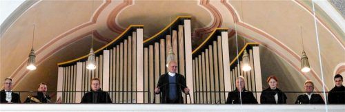 Erfreut nehmen Hans Stockmeier (Mitte), seine Registrier-Assistentin, die Bläser und der Paukist den Schlussbeifall entgegen. Foto Janka