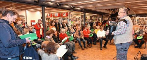 Ernst Schusser und sein Publikum beim OVB-Weihnachtssingen in der Stadtbibliothek. Fotos Schlecker