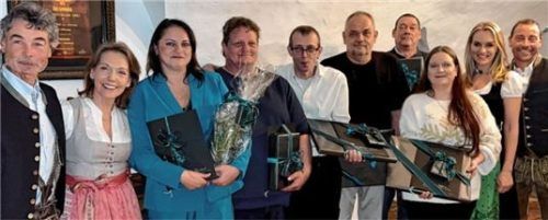 Ernst und Renate Palmberger ehrten Doreen Koitzsch und Andreas Seifert für zehn Jahre, Michael Schmid, Ralph Schetter, Andreas Mungioli und Nina Sellner für 15 Jahre. Auch Christina und Andreas Palmberger gratulierten (von links). Nicht auf dem Foto sind Patrick Samal (10 Jahre) und Adam Pisula (15 Jahre).