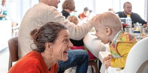 Es ist kein Wunder, dass sich die Geschwister der kranken Kinder im Ronald-McDonald-Haus wohlfühlen: Die ganze Belegschaft – hier die Leiterin Tanja Forderer-Barlag – hat ein großes und offenes Herz für sie. Foto THOMAE