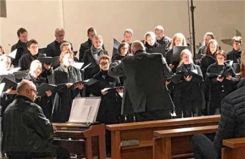 Feinfühlig und überraschend: das Adventskonzert des Chors „CantaRhei“ in Sankt Hedwig. Foto Prokop