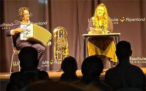 Florian Burgmayr kommentierte und konterkarierte mit seinem Akkordeon die Texte von Franziska Wanninger. Foto Lehrer