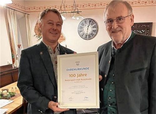 Fritz Schadeck vom ADAC Südbayern (links) überreicht Vereinsvorsitzendem Christian Müller die ADAC-Ehrenurkunde zum 100-jährigen Bestehen. Foto Motorsportclub Rosenheim