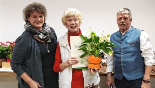 Für 40 Jahre Vereinstreue bedanken sich die Vorsitzenden Kurt Möser (rechts) und Alice Schlarb (links) bei Centa Mittermüller.Foto re