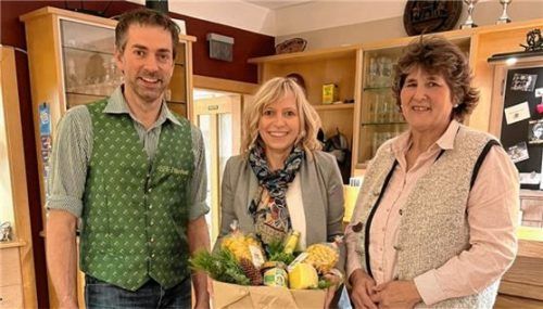 Für den Vortrag über das Loben dankten Ortsobmann Martin Niedermaier und Ortsbäuerin Manuela Graf-Meier der Referentin Gabi Schimmel (Mitte). Foto Künzner-Hingerl