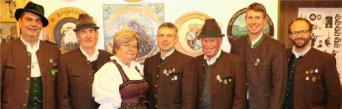 Für ihre langjährigen Verdienste um den Verein und ihre aktive Mitgliedschaft bei den Thomasschützen Frasdorf überreichten Gauschützenmeister Bernhard Brehmer (links) und der Schützenmeister Rupert Marinus Wörndl (rechts) die Ehrenzeichen mit Urkunde des DSSB und des BSSB an die Frasdorfer Thomasschützen. Geehrt wurden (von links) Sebastian Voggenauer (50 Jahre DSSB und des BSSB), Monika Voggenauer (50), Lorenz Baumgartner (25), Georg Lankes (50) und Klaus Laxganger (25).Foto Rehberg