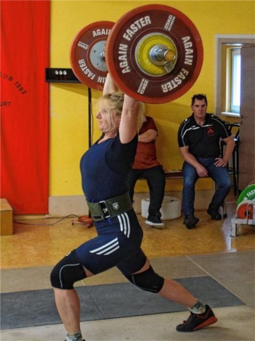 Für ihren Verein TuS Raubling tritt Schwarzenböck im Ligabetrieb an und sammelt Punkte, um den ersten Platz in der Bezirksliga zu halten.