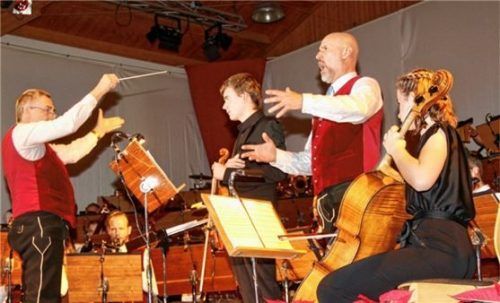 Gastdirigent Lothar Roesler begeisterte mit seinem Gesang die Zuhörer, begleitet von den Geschwistern Jakob und Josefine Bensch (Violine und Violoncello), die besonders beeindruckten.