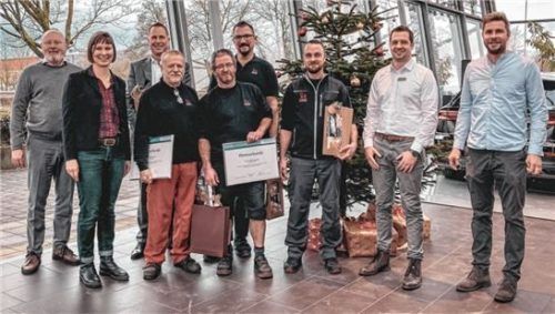 Geehrt wurden in Mühldorf unter anderem Joost Wronn (3.v.l), Helmut Poth (4.v.l), Walter Sperber (5.v.l.), Martin von Thold (6.v.l.) und Michael Müller (7.v.l.).