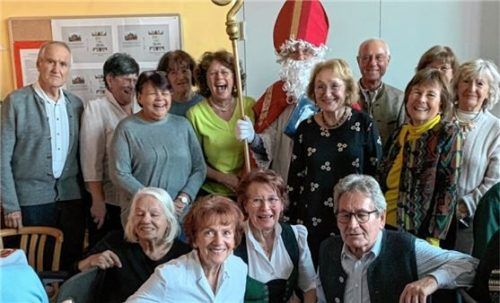 Gelöste Stimmung herrschte bei der Seniorenbegegnungsstätte Stephanskirchen anlässlich der Adventsfeier. Das „Team“ von hinten links: Sepp Peteranderl, Claudia Friedrich, Monika Zimmert, Waltraud Schader, Elisabeth Bernrieder, der Nikolaus, Margit Sievi, Mike Bernrieder, Cornelia Gerner, Gisela Stanek (leicht verdeckt) und Marga John. In der unteren Reihe sind (von links) Lili Czernetz, Irene Federkiel, Anneliese und Klaus Jakubik zu sehen.Foto John