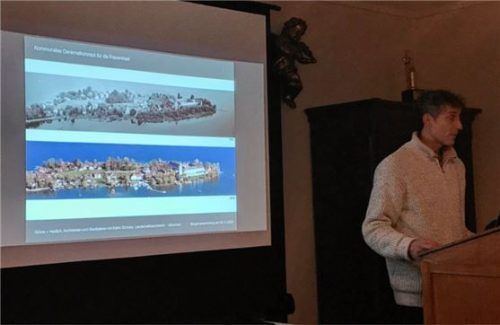 Georg Götz vom Architekturbüro Götze und Hadlich präsentiert die bisherigen Ergebnisse. Foto dachs