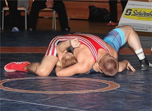 Georg Rasumny (rotes Trikot) ist eine der Stützen im Traunsteiner Team.Foto Andreas Wittenzellner